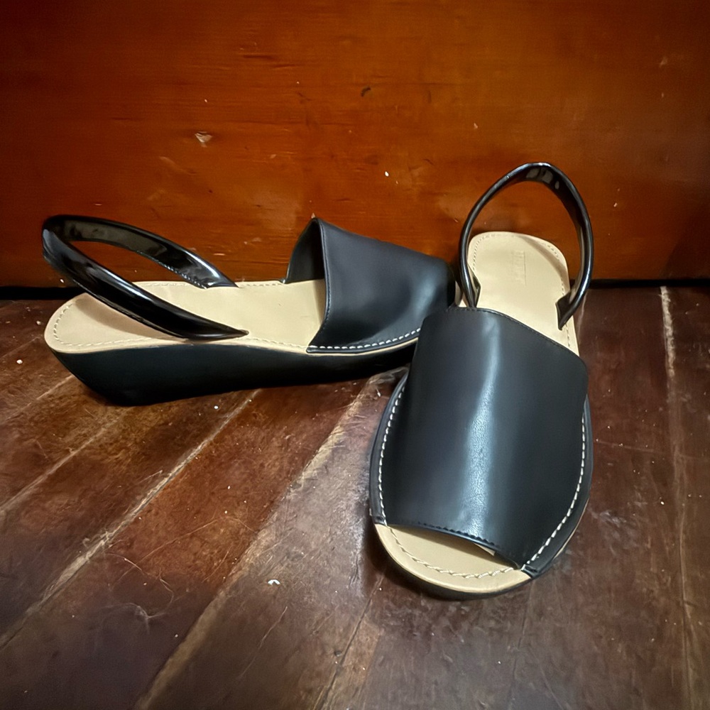 Reaction Kenneth Cole Black and Cream Sandals